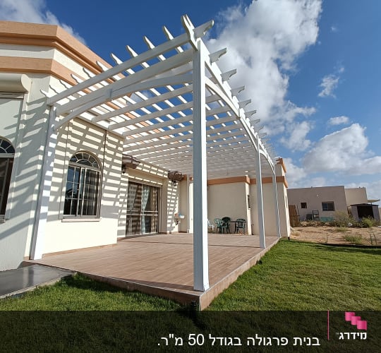 פרגולה לבנה מעץ על דק עץ בגינה